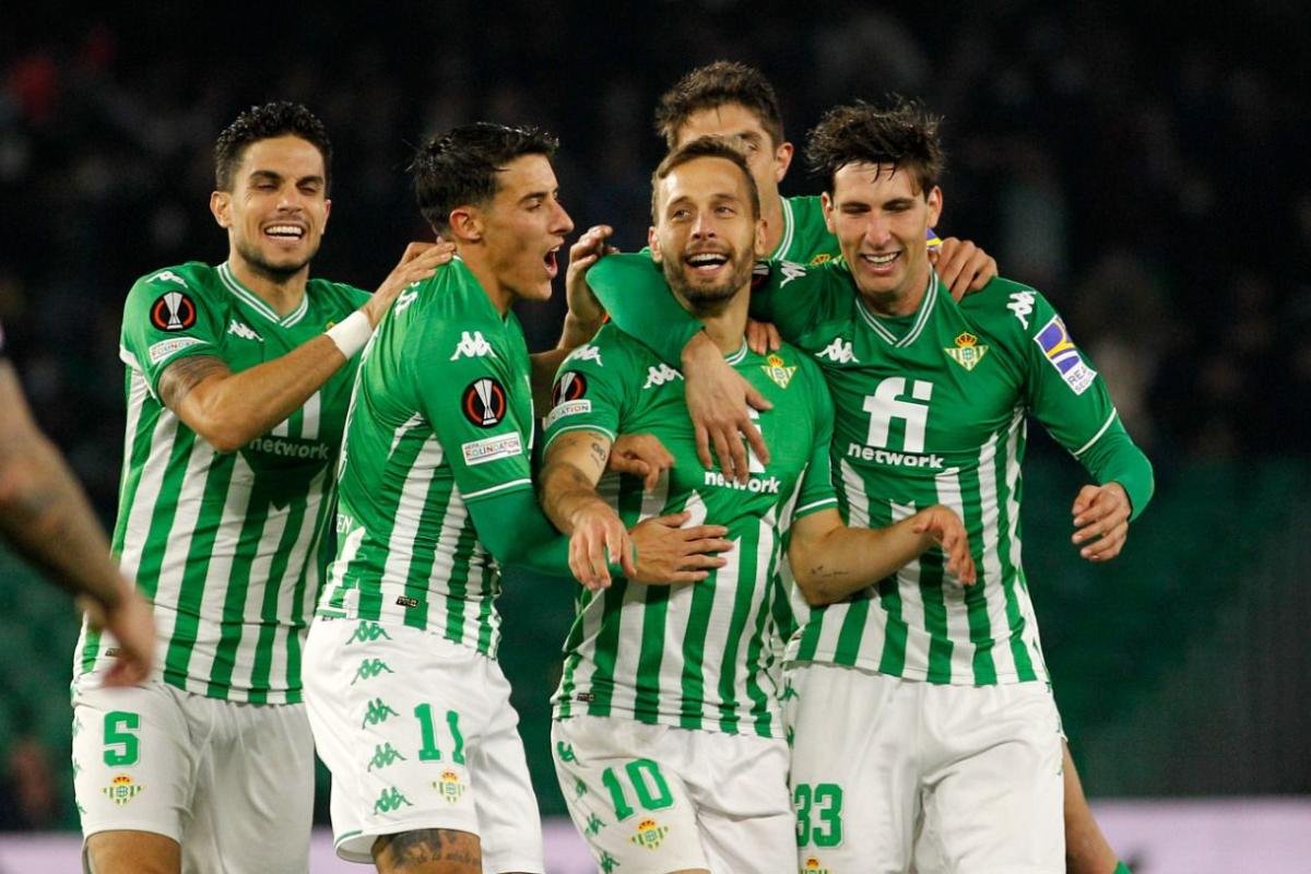 Los jugadores del Betis celebrando el segundo gol.