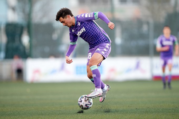 Rodri controla la pelota
