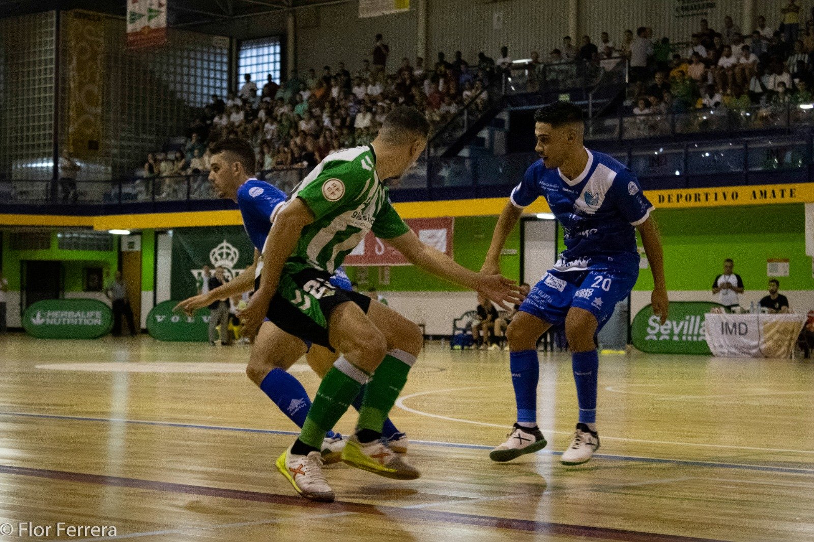 Manolo Piqueras buscando el balón ante dos jugadores del Manzanares