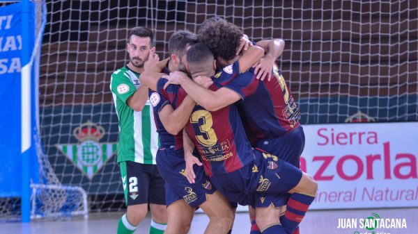 Jugadores del Levante UD abrazándose mientras Joselito camina dececpcionado