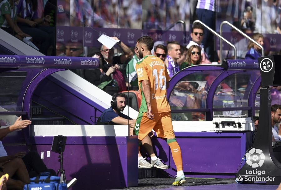 Germán Pezzella se marcha del terreno de juego tras su expulsión. Fuente: Web Oficial de LaLiga.