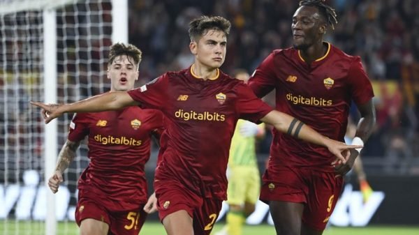 Paulo Dybala celebra su gol al Real Betis en Europa League. Fuente: Twitter Oficial AS Roma (@OfficialASRoma)