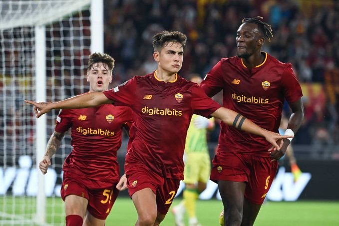 Paulo Dybala celebra su gol al Real Betis en Europa League. Fuente: Twitter Oficial AS Roma (@OfficialASRoma)