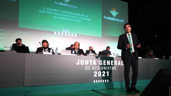 Ángel Haro, en la pasada junta de accionistas del Betis. Fuente: Twitter (@RealBetis)