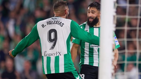 Fekir y Borja Iglesias celebran el gol bético. Fuente: Twitter (@RealBetis).