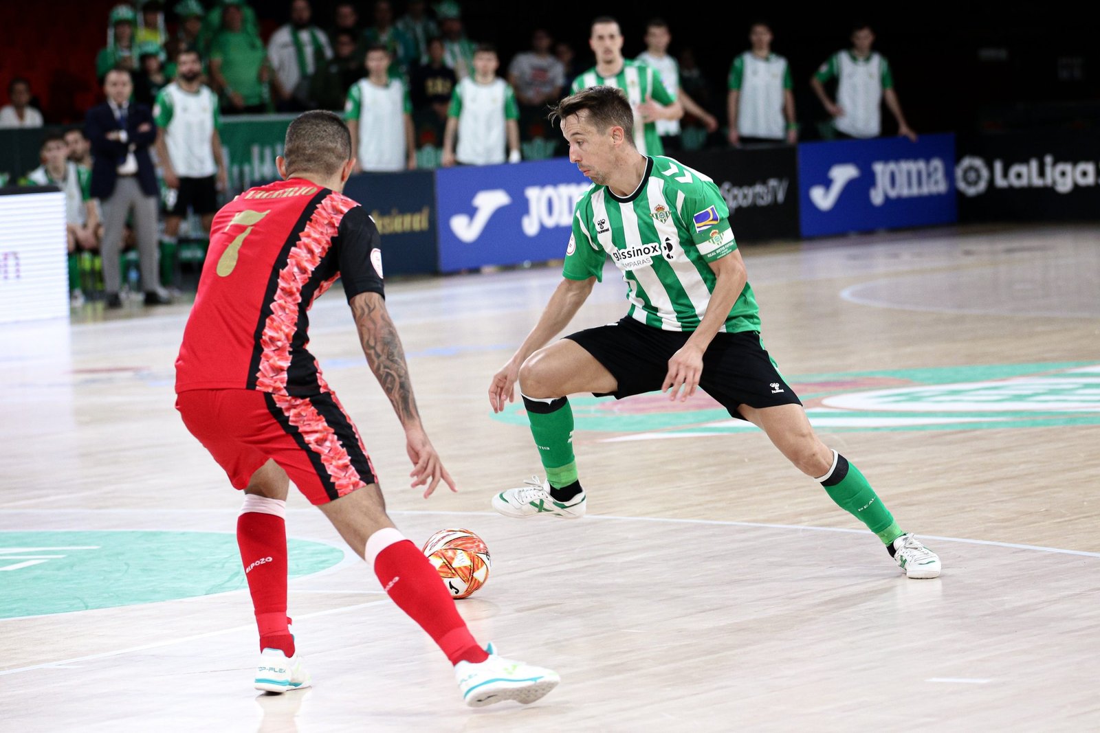 Lin con el balón en el partido contra ElPozo Murcia