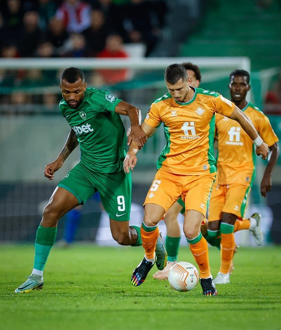 Guido Rodríguez no entrena junto al resto de sus compañeros. Fuente: Twitter (@RealBetis)