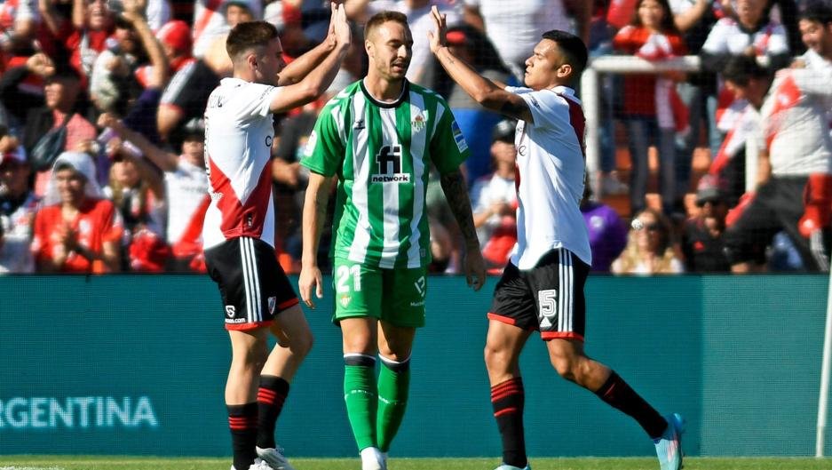 Loren Morón disputando el partido frente a River Plate (Vía: ABC)