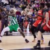 BJ Johnson defiende la bola ante dos rivales | Imagen vía Twitter: @RealBetisBasket