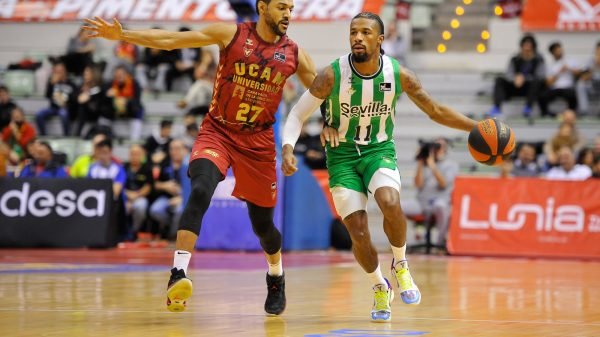 Shannon Evans bota, perseguido por Sadiel Rojas | Imagen vía Twitter: @RealBetisBasket