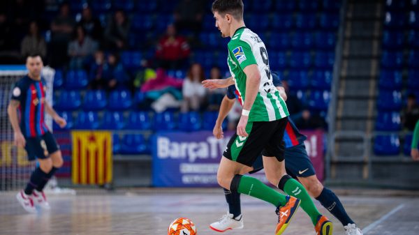 Charly con el balón en el lance entre el Betis Futsal y el Barça