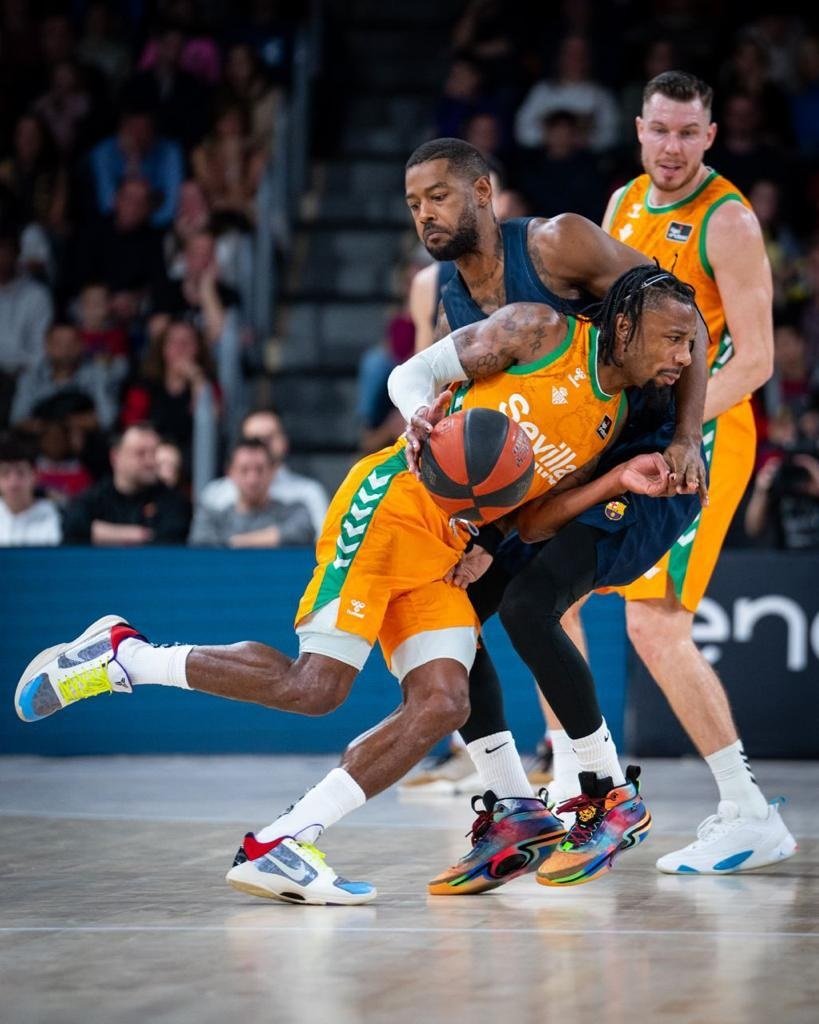 Shannon Evans choca con Higgins | Imagen vía Twitter: @RealBetisBasket