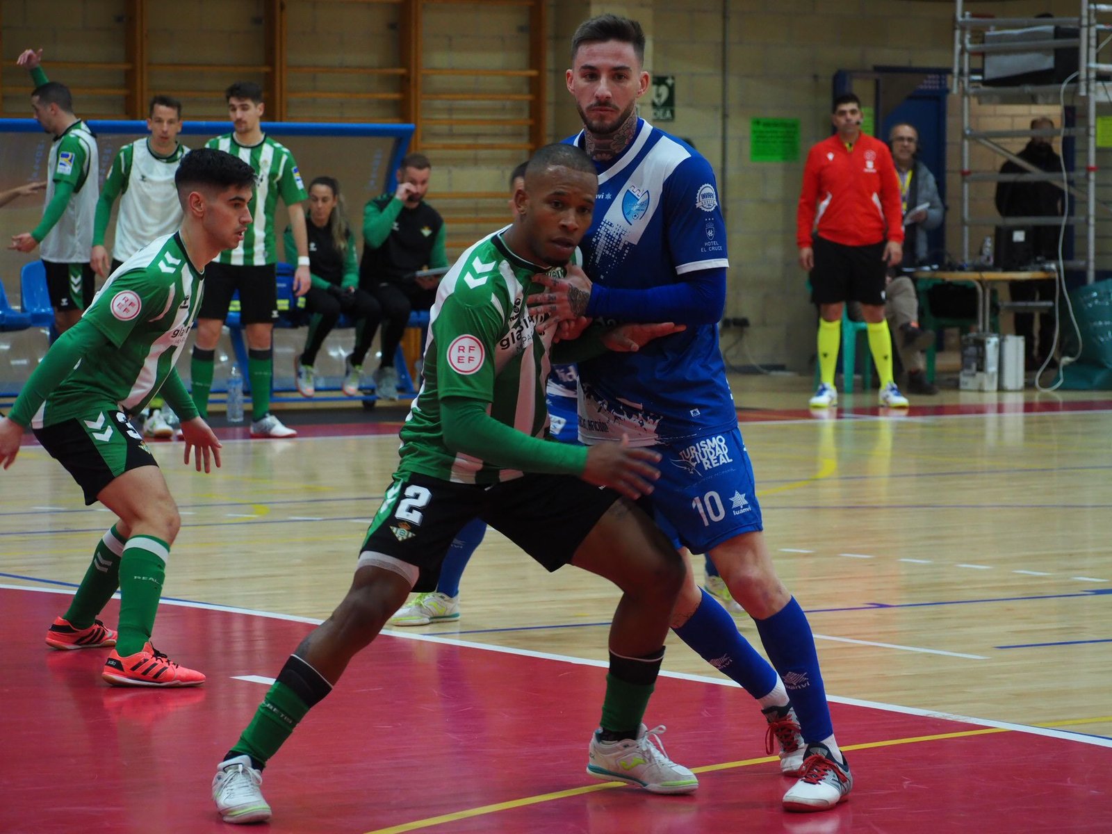 Lance del encuentro entre el Manzanares y el Real Betis Futsal