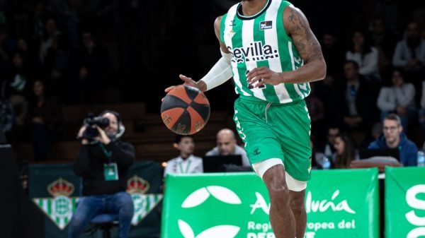 Shannon Evans sube la bola en su último partido como bético | Imagen vía Twitter: @RealBetisBasket