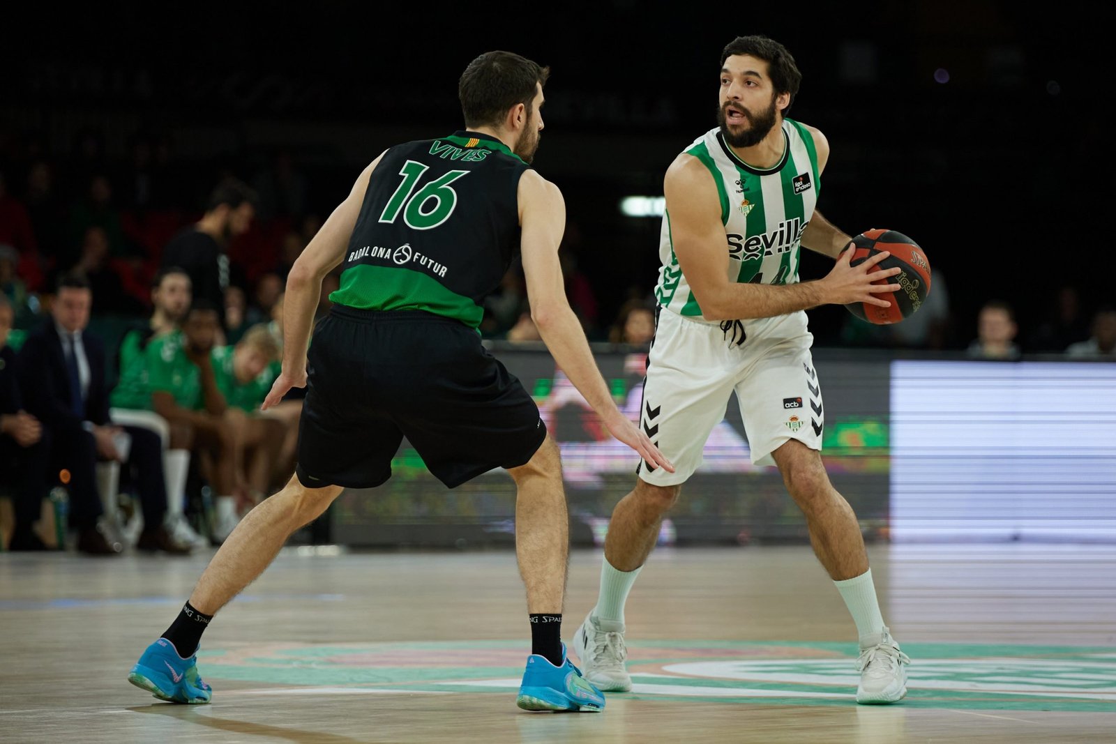 Pepe Pozas busca un pase delante de Vives | Imagen vía Twitter: @RealBetisBasket