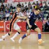 Eric Pérez con del balón en los pies en un lance de ElPozo Murcia y el Real Betis Futsal