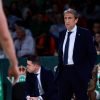 Luis Casimiro, observa a los suyos durante el Real Betis Baloncesto-Baskonia | Antonio Jesús Hernández