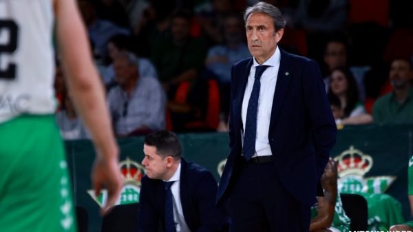 Luis Casimiro, observa a los suyos durante el Real Betis Baloncesto-Baskonia | Antonio Jesús Hernández