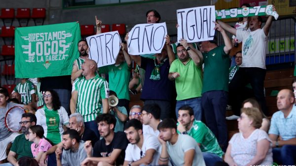 "Otro año igual", el mensaje de unos aficionados en San Pablo, durante el Real Betis Baloncesto - FC Barcelona | Antonio J Hdez