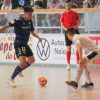 Raúl Jiménez encarando a un rival en el duelo entre el Noia y el Betis Futsal