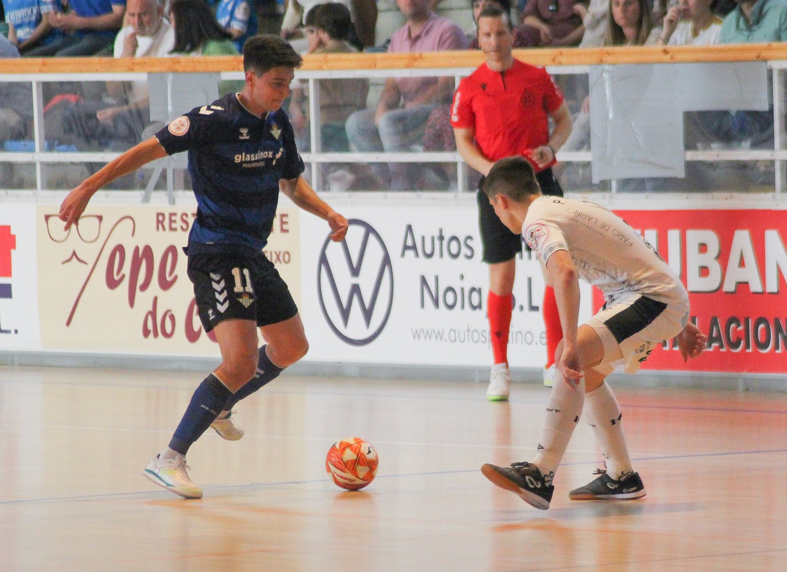 Raúl Jiménez encarando a un rival en el duelo entre el Noia y el Betis Futsal