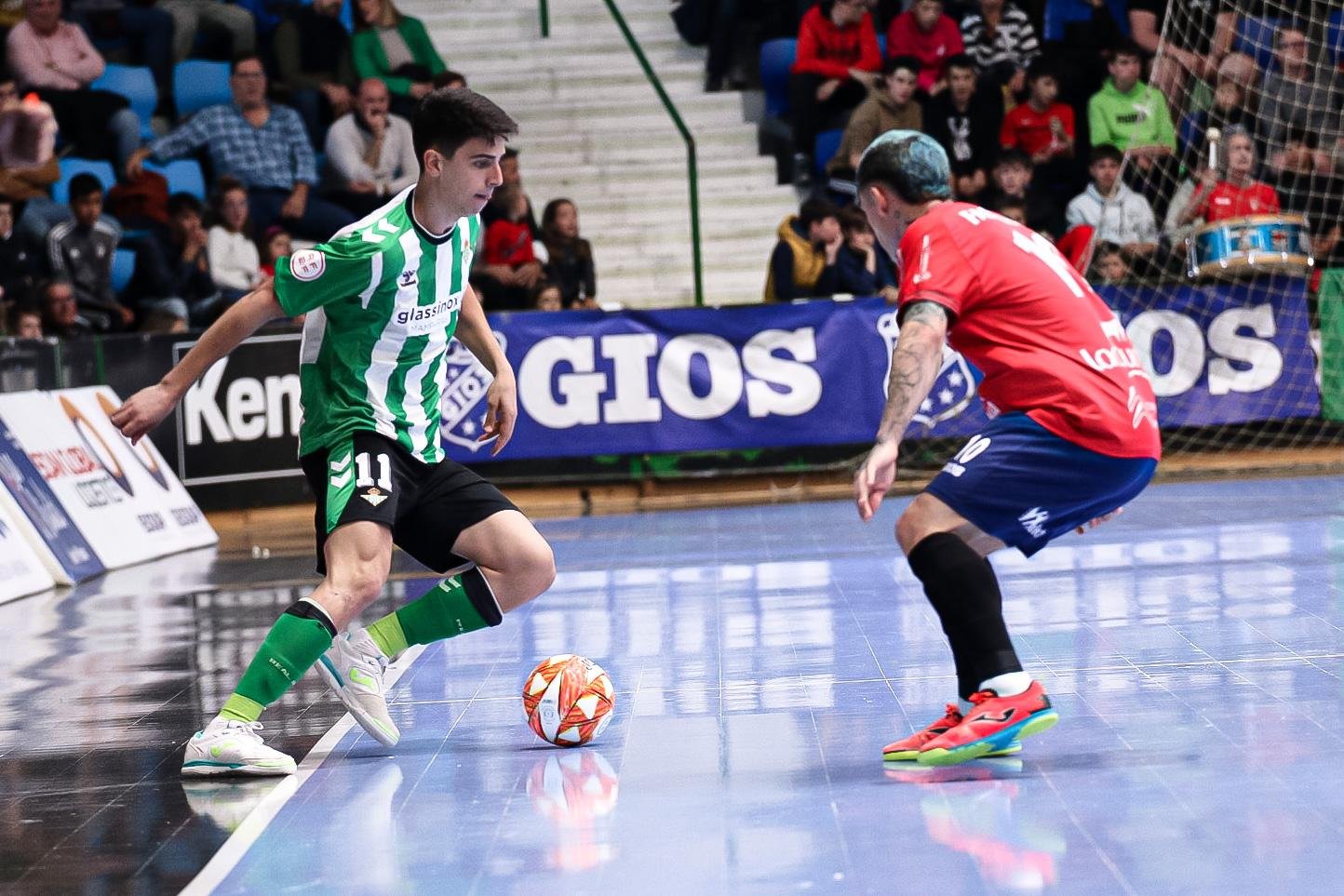 Raúl Jiménez encarando a un rival en el Osasuna Magna vs Real Betis Futsal