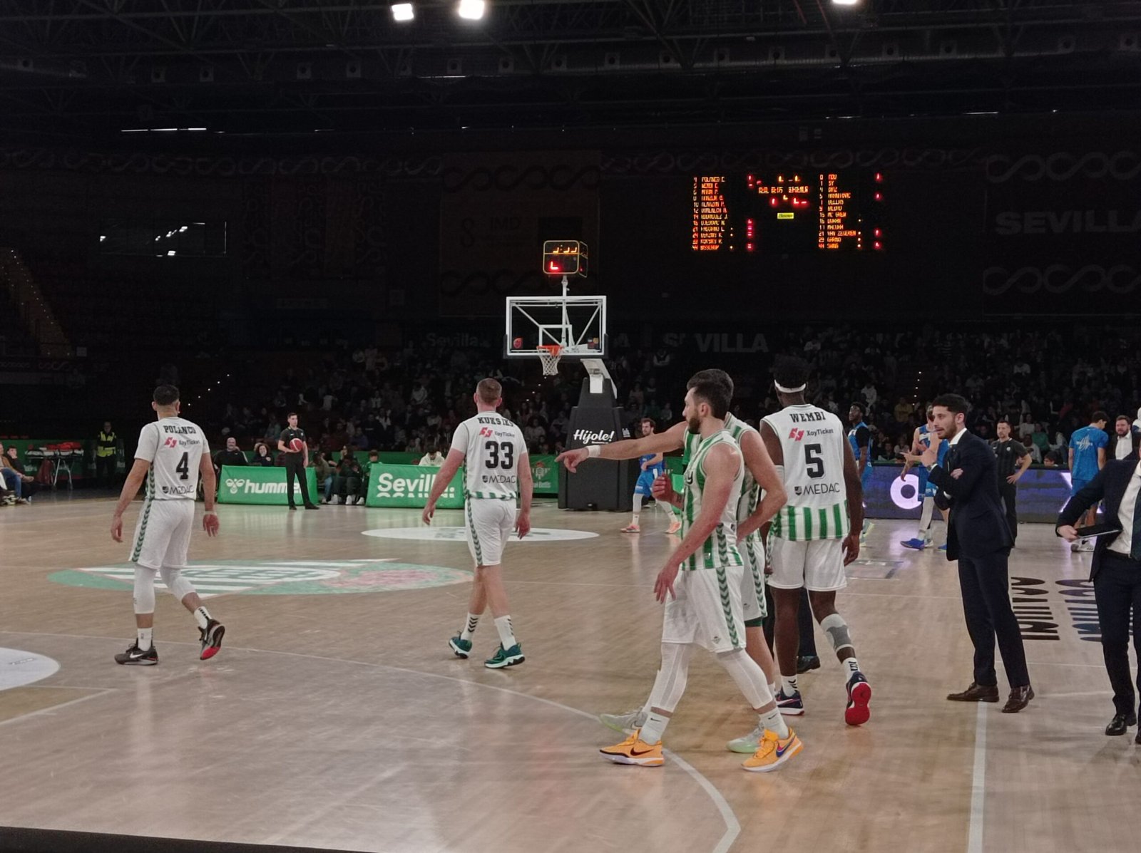 Los jugadores del Real Betis Baloncesto salen a cancha tras un tiempo muerto