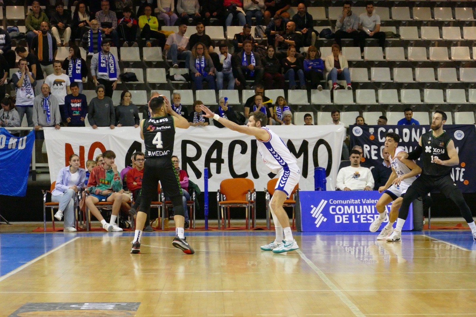 Polanco protege la bola ante Gudmunsson en la Jornada 27 de LEB Oro. | Imagen cortesía de Baloncesto Alicante.