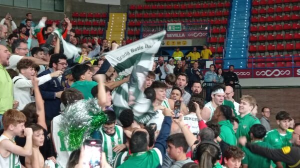 Joaquín Rodríguez y sus compañeros celebran la victoria sobre la bocina de la Jornada 32 con los aficionados verdiblancos.
