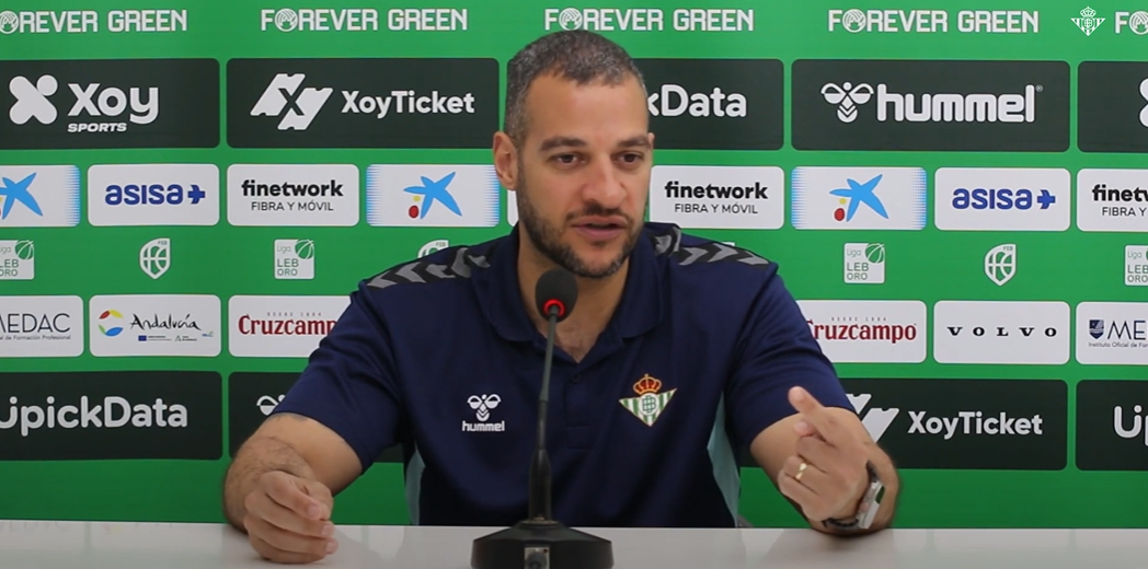 Captura de pantalla de Bruno Savignani durante la rueda de prensa previa a los partidos 1 y 2 de los Playoffs 2023-24 por el ascenso a Liga Endesa. | YouTube: Real Betis Basket