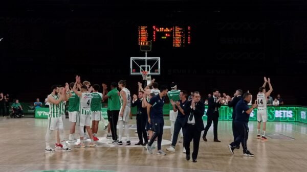 Los jugadores del Betis Baloncesto celebran la victoria ante Estudiantes en el 4º partido de playoffs por el ascenso, que fuerza el duelo de desempate en Madrid.