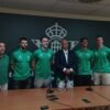 Pedro Fernández (en chaqueta), rodeado por (de izquierda a derecha): Gonzalo García de Vitoria (entrenador), Sasha Cvetkovic, Vítor Benite, Mark Hughes y Dino Radoncic, durante la presentación del Real Betis Baloncesto para la temporada 2024-25.