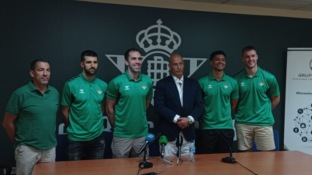 Pedro Fernández (en chaqueta), rodeado por (de izquierda a derecha): Gonzalo García de Vitoria (entrenador), Sasha Cvetkovic, Vítor Benite, Mark Hughes y Dino Radoncic, durante la presentación del Real Betis Baloncesto para la temporada 2024-25.