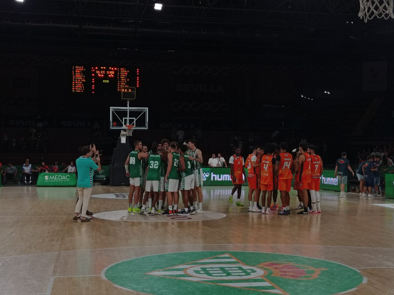 Los jugadores del Real Betis Baloncesto hacen piña tras ganar en la Jornada 2 de Copa España al CB Morón.