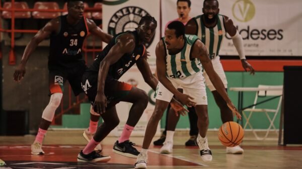 Renfroe protege la pelota ante Belemene en la Jornada 4 de Primera FEB, en la cancha de Cantabria.