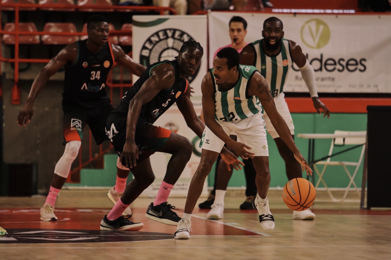 Renfroe protege la pelota ante Belemene en la Jornada 4 de Primera FEB, en la cancha de Cantabria.