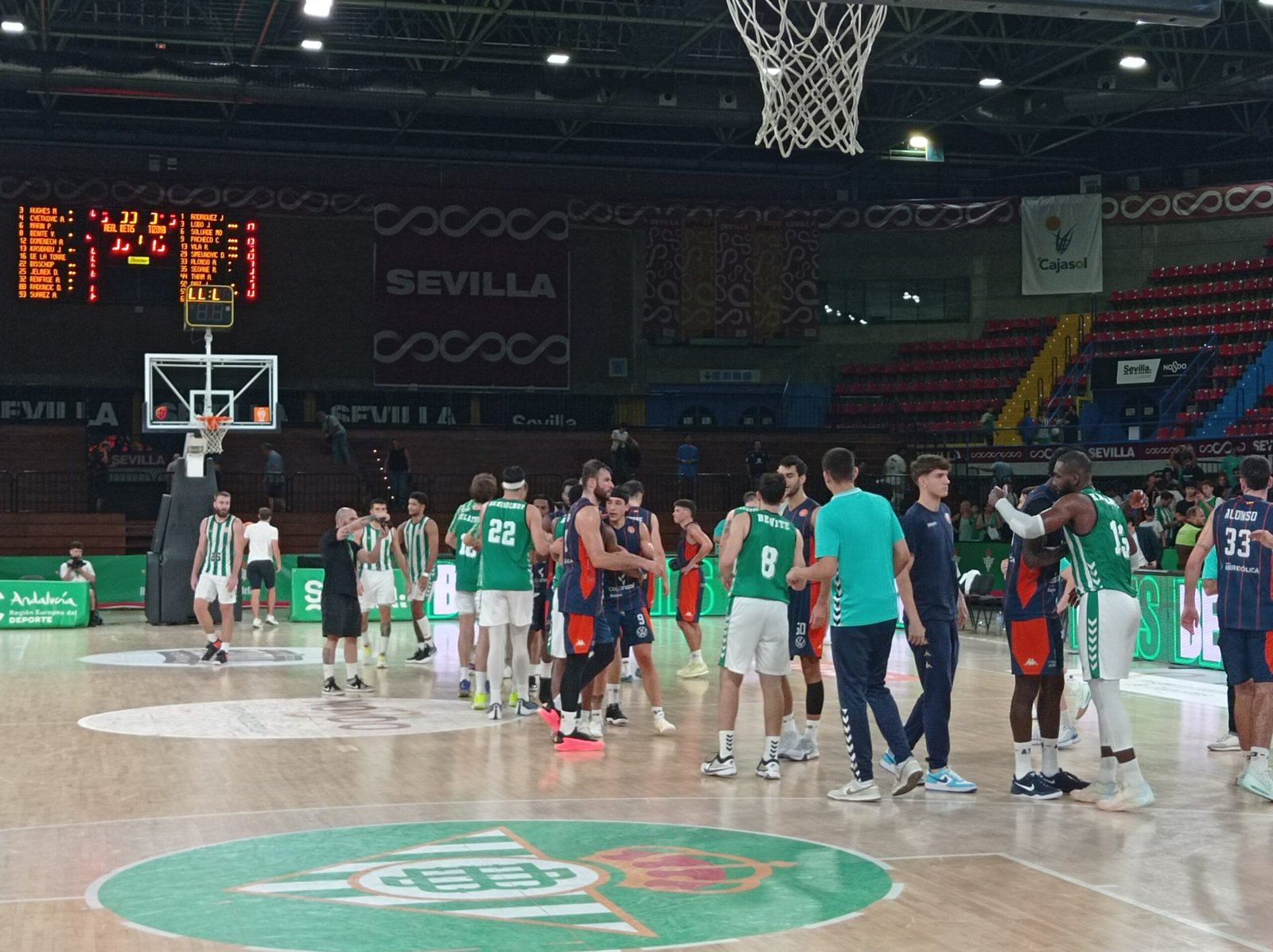 Los jugadores del Real Betis Baloncesto saludan a los rivales, tras ganar a Tizona Burgos en la Jornada 2 de Primera FEB.