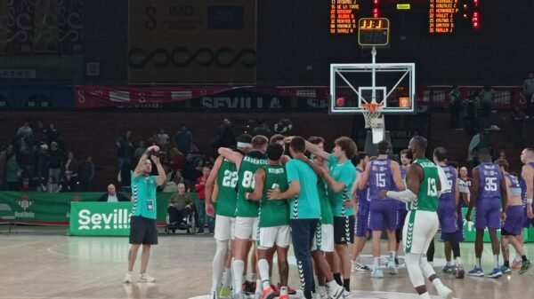 Los jugadores del Real Betis y los de Palencia hacen un corro tras la victoria bética en la Jornada 5 de Primera FEB.