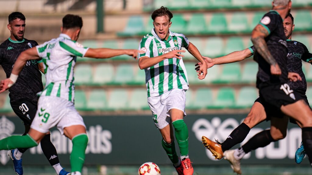 Jesús Rodríguez yéndose de la zaga del CD Alcoyano