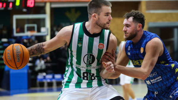 Radoncic postea a un jugador de Oviedo durante la ida de los cuartos de final de Copa España. | Imagen de Real Betis Baloncesto