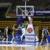 DeBisschop entra a canasta durante la jornada 13 de Primera FEB que enfrentó al Real Betis Baloncesto con el CB Ourense. | Carlos Domarco, CB Ourense