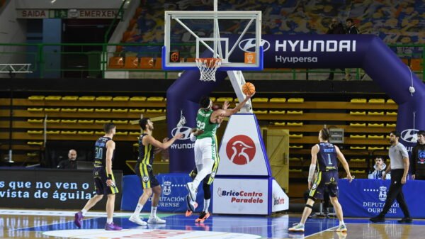 DeBisschop entra a canasta durante la jornada 13 de Primera FEB que enfrentó al Real Betis Baloncesto con el CB Ourense. | Carlos Domarco, CB Ourense