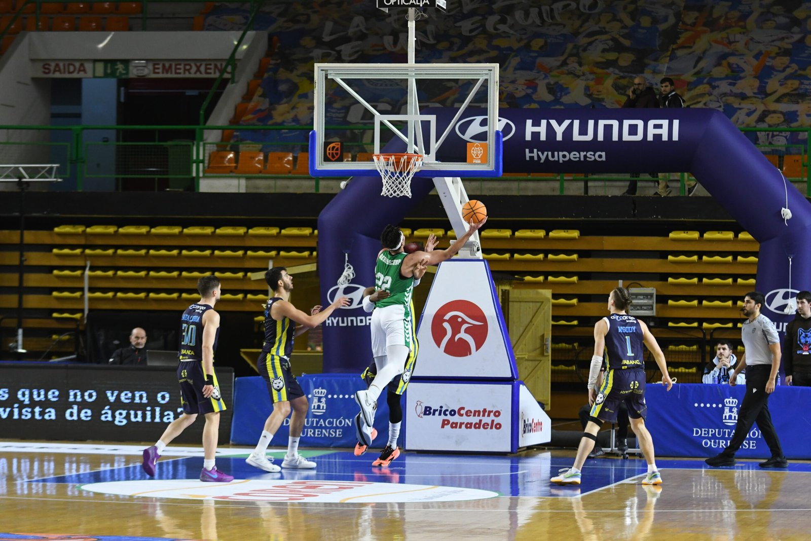 DeBisschop entra a canasta durante la jornada 13 de Primera FEB que enfrentó al Real Betis Baloncesto con el CB Ourense. | Carlos Domarco, CB Ourense