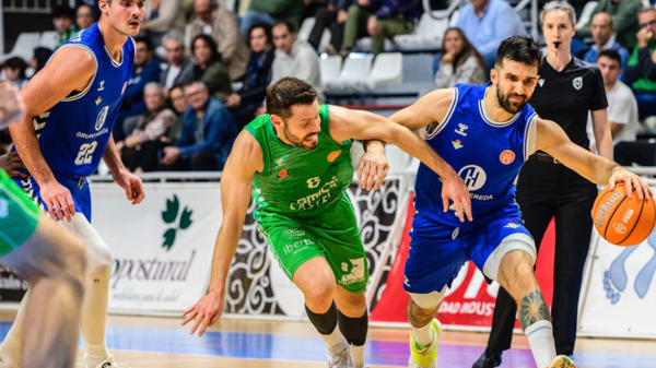 Cvetkovic bota ante Faner y la mirada de DeBisschop. | Imagen de X, subida por @RealBetisBasket