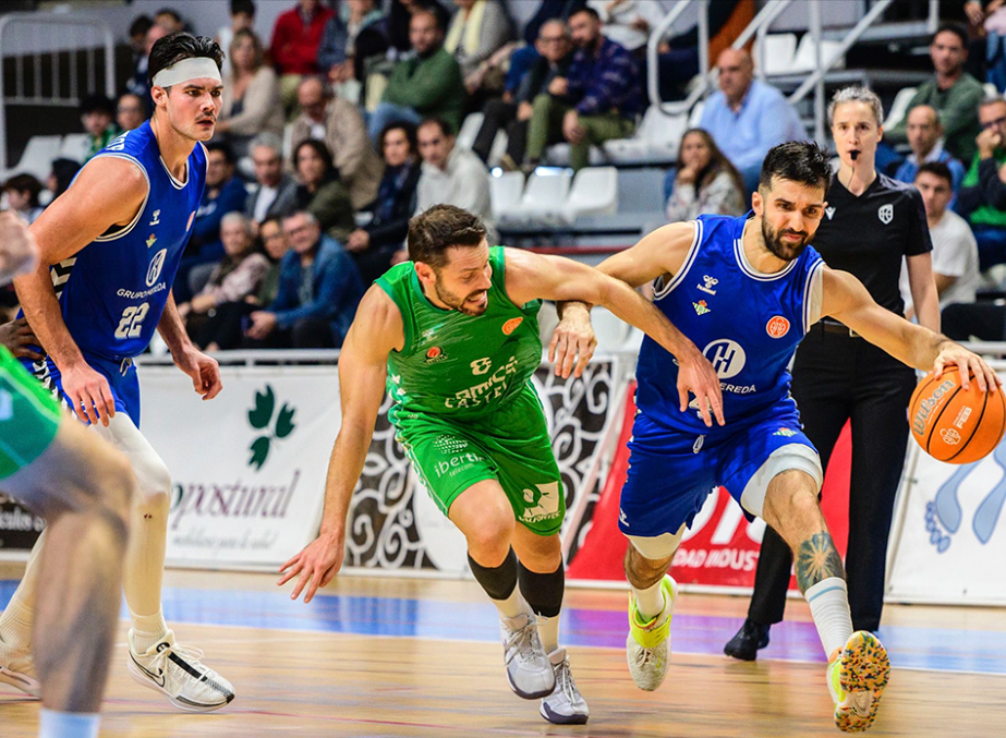 Cvetkovic bota ante Faner y la mirada de DeBisschop. | Imagen de X, subida por @RealBetisBasket