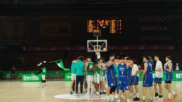 Los jugadores del Real Betis Baloncesto celebran la victoria ante Alimerka Oviedo en la Jornada 10 de Primera FEB.