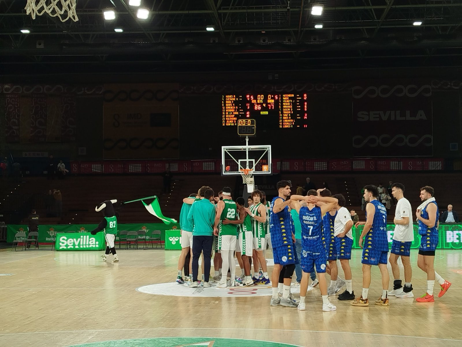 Los jugadores del Real Betis Baloncesto celebran la victoria ante Alimerka Oviedo en la Jornada 10 de Primera FEB.