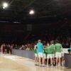 Los jugadores del Betis Baloncesto y CB Morón (al fondo), durante el último tiempo muerto del partido correspondiente a la jornada 14 de Primera FEB.