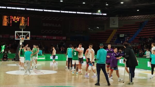 Los jugadores del Real Betis Baloncesto y Real Valladolid se saludan tras la victoria bética en la jornada 12 de Primera FEB.