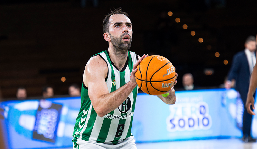 Vítor Benite lanza durante el partido contra Menorca en la jornada 16 disputado en el Pabellón de San Pablo de Sevilla. | Imagen de Antonio Martín, Real Betis Baloncesto